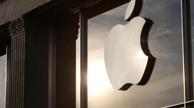 Das Apple-Logo an einem Apple-Store. Foto: Bodo Marks/Illustration