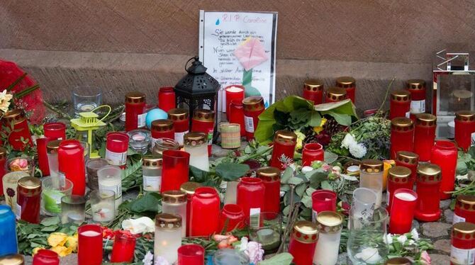 Kerzen und Gedenkbriefe stehen in Endingen am Stadtbrunnen. Nach dem Mord an einer 27-jährigen Joggerin in Endingen bei Freiburg