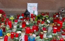 Kerzen und Gedenkbriefe stehen in Endingen am Stadtbrunnen. Nach dem Mord an einer 27-jährigen Joggerin in Endingen bei Freiburg