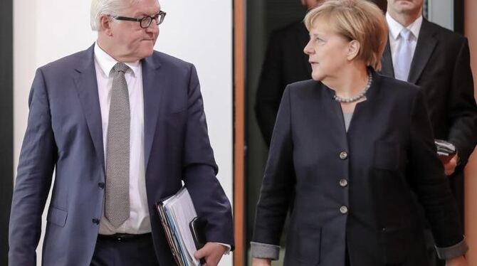 Kanzlerin Merkel und Außenminister Steinmeier vor einer Kabinettssitzung. Nach dem Willen der Koalition soll Steinmeier Nachf