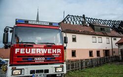 Feuerwehrkräfte sichern eine Brandstelle in einer geplanten Flüchtlingsunterkunft in Pfedelbach.