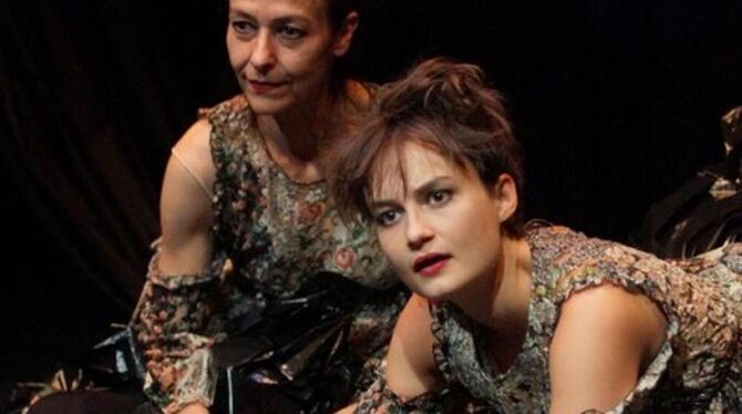 Nicole Schneider (links) und Kim Bormann in Jelineks »Wut«. FOTO: GONSCHIOR