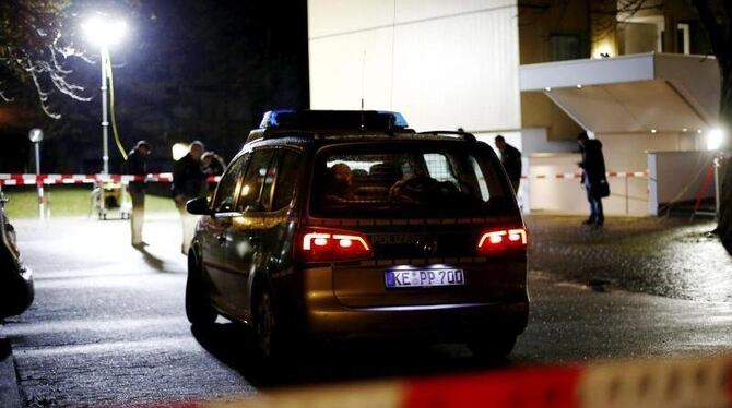 Polizei vor einer Wohnanlage in Neu-Ulm, vor der ein 37-Jähriger niedergeschossen wurde. Foto: Alexander Kaya