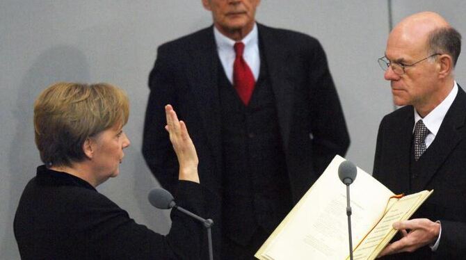 Nach ihrer Ernennung durch den Bundespräsidenten legt die neugewählte Bundeskanzlerin Angela Merkel 2005 im Bundestag vor Bun