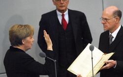 Nach ihrer Ernennung durch den Bundespräsidenten legt die neugewählte Bundeskanzlerin Angela Merkel 2005 im Bundestag vor Bun
