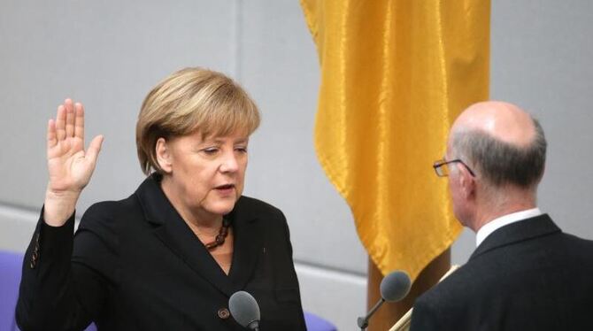 Der dritte Amtseid: Bundeskanzlerin Angela Merkel am 17.12.2013 im Bundestag mit Parlamentspräsident Norbert Lammert. Foto: K