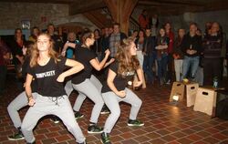 Kultur im Klosterkeller: Die Hip-Hop-Gruppe des VfL Pfullingen zeigt Ausschnitte aus ihrem Repertoire.