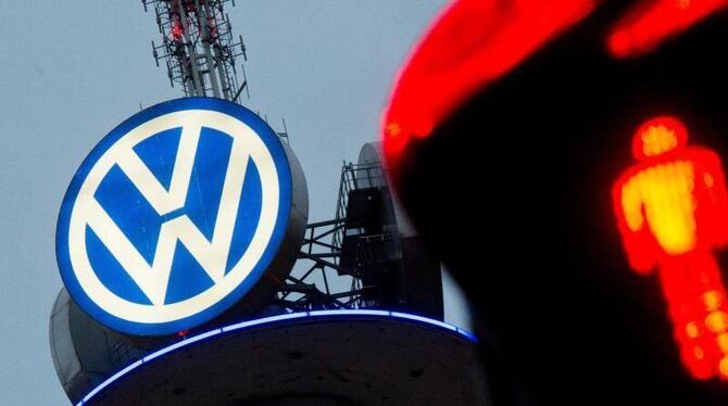 Bei VW ist eine neue Debatte um die Bonuszahlungen an das Management entbrannt. Foto: Julian Strateschulte