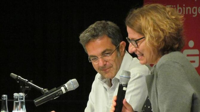 Navid Kermani im Gespräch mit Moderatorin Schamma Schahadat. FOTO: MORA