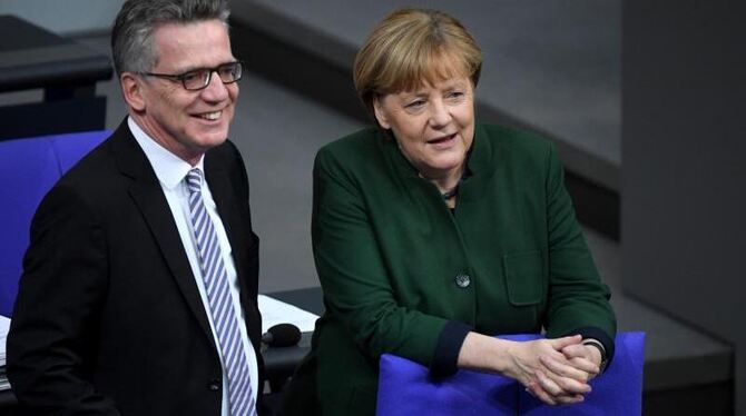 Innenminister Thomas de Maiziere und Kanzlerin Angela Merkel zu Beginn der Sitzung. Foto: Kay Nietfeld