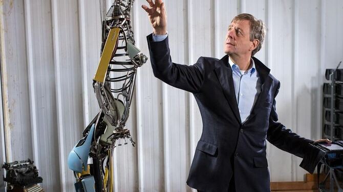 Claus Kleber mit einem »Roboter« des Künstlers Jeremy Mayer. FOTO: ZDF/Martin Ehleben