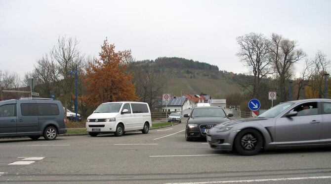 Auf Höhe der Wielandstraße plant die Stadt Metzingen einen Kreisverkehr, um für das  gegenüber liegende Gewerbegebiet Braike ein
