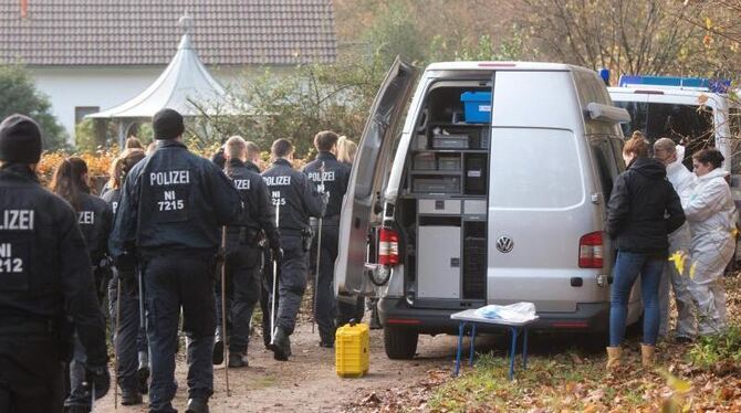 Polizisten suchen nach Spuren in einem Wald an einer Landstraße bei Celle. Eine 18-Jährige wurde möglicherweise zuvor entführ