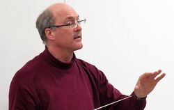 Schwungvolle Gesten, klare Ansagen: Robert Wieland, Dirigent aus Leidenschaft, bei einer Probe mit dem Kammerorchester.