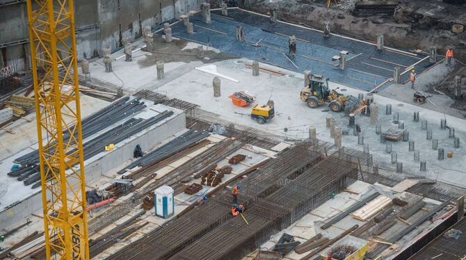 Mitarbeiter eines Tiefbauunternehmens arbeiten in Stuttgart an dem Stahlbetongerüst des zukünftigen Tiefbahnhofs.
