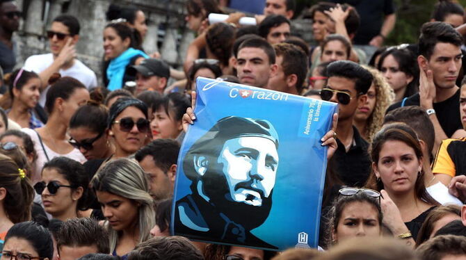 Junge Kubaner trauern in Havanna um Fidel Castro