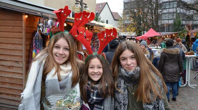 Mobile Händlerinnen: Lina, Antonia und Fiona (von links) boten in Pfullingen Gutsle und gebrannte Mandel an.