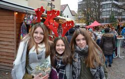 Mobile Händlerinnen: Lina, Antonia und Fiona (von links) boten in Pfullingen Gutsle und gebrannte Mandel an.