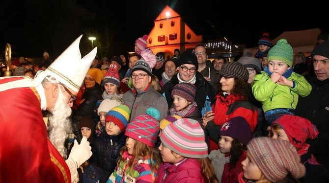In Zwiefalten, aber auch anderswo, kam der Nikolaus, den viele Kinder sehnsüchtig erwartet haben. In Zwiefalten, aber auch anderswo, kam der Nikolaus, den viele Kinder sehnsüchtig erwartet haben.