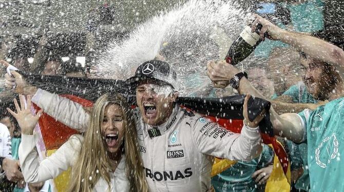Zusammen mit seiner Frau Vivian genoss Nico Rosberg die obligatorische Champagnerdusche nach dem Gewinn des Weltmeistertitels
