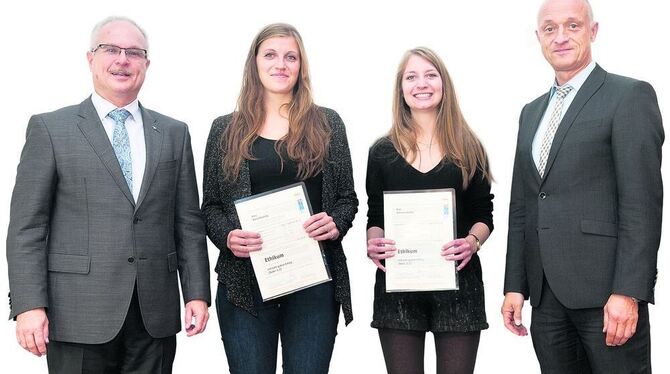 Vera Plessing und Johanna Grebe (in der Mitte links und rechts), zwei der insgesamt sechs Ethikum-Preisträgerinnen 2016. Überre Vera Plessing und Johanna Grebe (in der Mitte links und rechts), zwei der insgesamt sechs Ethikum-Preisträgerinnen 2016. Überre