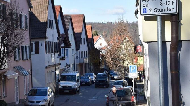 Die neuen Schilder sind aufgestellt.  Autofahrer in Kirchentellinsfurt dürfen nun doppelt so lange parken wie zuvor.