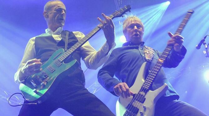 Noch diese Tour, dann winkt der Ruhestand: Gitarrist Francis Rossi (links) und John  »Rhino« Edwards am Bass beim Auftritt von S