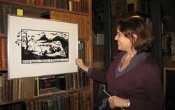 Ein Gedicht als Illustration: Evamarie Blattner neben Hedwig Gollers Werk zu Hölderlins »Hälfte des Lebens«. GEA-FOTO: STEEN