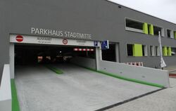 Ein Hingucker: Mit seinen grünen Elementen ist das Parkhaus Stadtmitte nicht zu übersehen. GEA-FOTO: STEEN