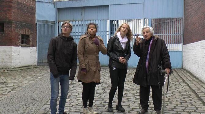 Anita Lasker-Wallfisch mit Schülern aus Deutschland und Polen im Gefängnis von Wrocław. FOTO: PR