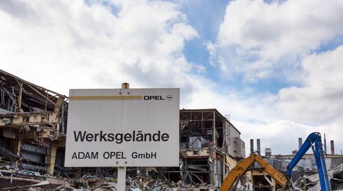 Abrissarbeiten an Teilen des ehemaligen Opel-Werkes in Bochum. Foto: Bernd Thissen/Archiv