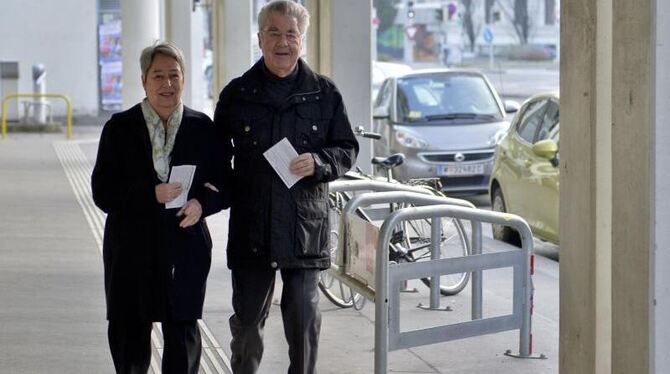 Auch Altbundespräsident Heinz Fischer und Ehefrau Margit kommen zur Stimmenabgabe. Foto: Herbert Neubauer