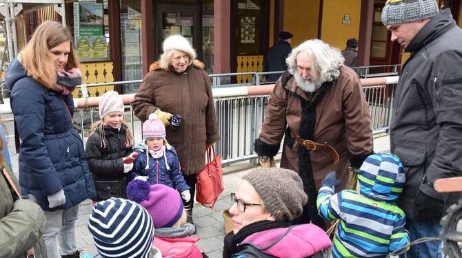 Ein bisschen singen mussten  die Kinder schon, bevor der Pelzmärte seinen Sack öffnete beim Honauer Weihnachtsmarkt.