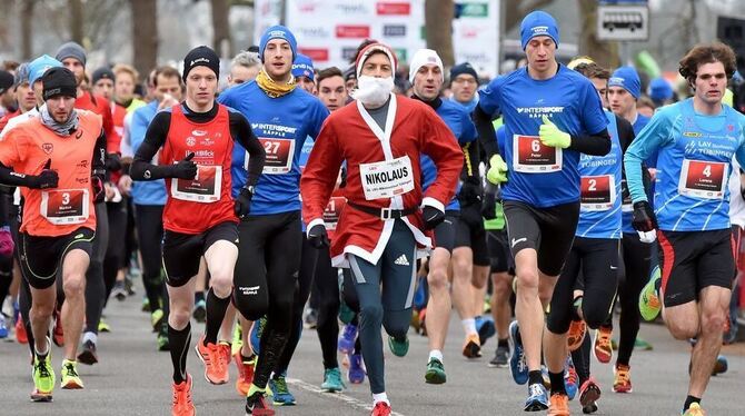 Nicht alle im Teilnehmerfeld beim Tübinger Nikolauslauf sahen in der Kälte einen Grund für lange Kleidung. Der mitlaufende Nikol