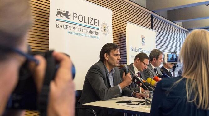Pressekonferenz zu den Ermittlungen im Fall der ermordeten Studentin in Freiburg. Politiker warnen nun vor einem Generalverda
