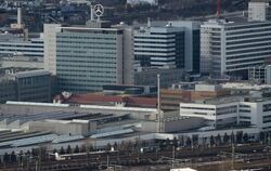 Ein Teil des Mercedes-Benz-Werks Untertürkheim und die Daimler-Konzernzentrale in Stuttgart.