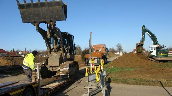 Mit Planierraupen, Baggern und Lastern werden die Erdarbeiten am Ortsrand von Sickenhausen vorangetrieben.