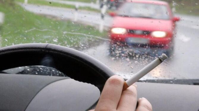 Besonders bei geschlossenen Fenstern rauchen alle Fahrzeuginsassen mit. Foto: Marcus Führer