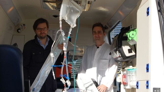 Dr. David Schibilsky (links) und Dr. Benjamin Schempf stellen die mobile Herz-Lungen-Maschine vor. Mit diesem System soll es gel