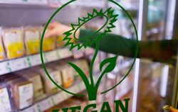 Nicht mehr ganz so gefragt: Vegane Produkte in einem Biosupermarkt. Foto: Daniel Karmann
