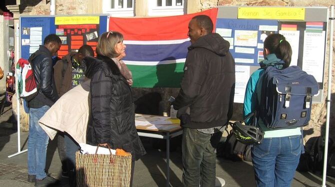 Anlässlich  der Aktionswoche Gambia gab es auch einen Stand auf dem Marktplatz. Hier informierten Geflüchtete  über die aktuelle