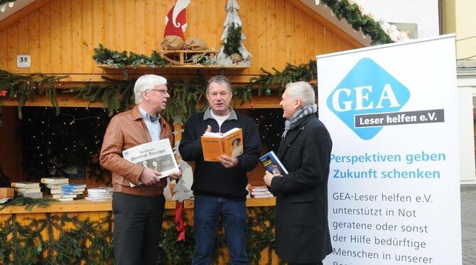 Buchverkauf zugunsten GEA-Leser helfen: Autor Gunter Haug (Mitte) mit GEA-Chefredakteur Hartmut Troebs und Lokalchef Roland Haus