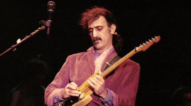 Szene aus »Eat That Question«: Frank Zappa 1984  als Gitarrist. FOTO: FRANK DEIMEL/ARSENAL VERLEIH