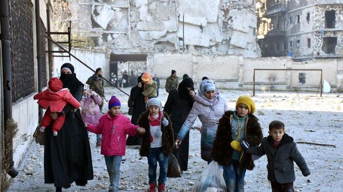 Menschen versuchen sich in Aleppo in Sicherheit zu bringen.