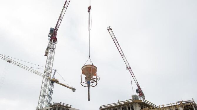 Die Kräne und Betontransporter sollen verstärkt für den Bau günstigen Wohnraums eingesetzt werden.