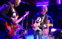 Meister der Gitarre: Thomas Blug spielte mit seiner Band im Glemser Hirsch Nummern von Jimi Hendrix. FOTO: KOCH