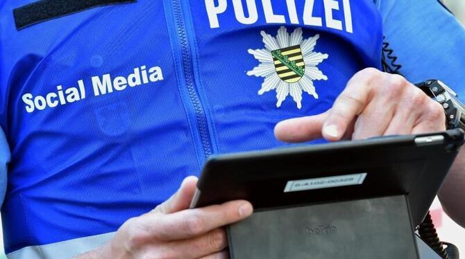 Beamte aus dem Social Media Team der Polizei sind bei einer Großveranstaltung in Leipzig unterwegs. Foto: Hendrik Schmidt/Ill