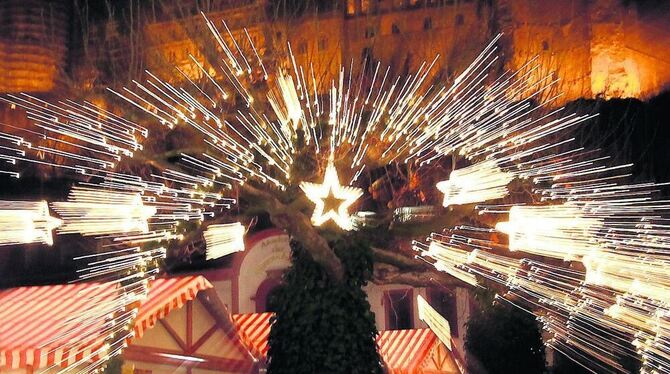 Die Weihnachtsbeleuchtung erstrahlt meist noch im alten Glühbirnenglanz. ARCHIVFOTO: DPA