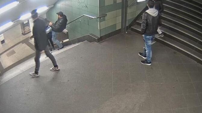 Das Foto aus einer Videosequenz, mit dem die Berliner Polizei um Mithilfe bei der Identifizierung mehrerer Männer bittet. Fot
