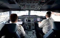 Zwei Piloten arbeiten auf dem Flughafen in Hamburg im Cockpit eines Airbus. Foto: Daniel Reinhardt/Symbolbild